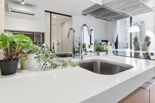 Premium Melbourne CBD Apartment with Stunning City Views Pool Gym in the Heart of City Location - 8