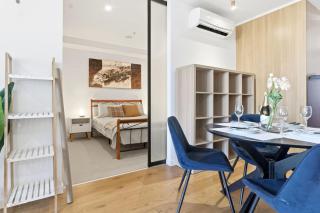 Premium Melbourne CBD Apartment with Stunning City Views Pool Gym in the Heart of City Location - 3