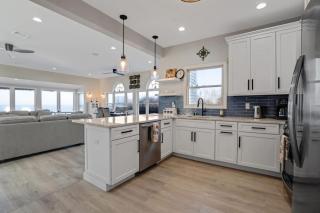 Queen Vic LI Soundfront 5BR Beach House - 3