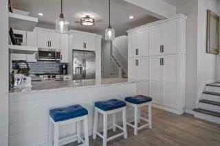 Queen Vic LI Soundfront 5BR Beach House - 1
