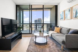 Luxury Docklands Waterfront 2 Bedroom Apartment Level 22 with Stunning Views Pool and Gym Near CBD - 6