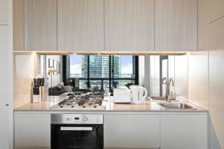 Luxury Docklands Waterfront 2 Bedroom Apartment Level 22 with Stunning Views Pool and Gym Near CBD - 5