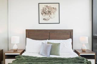 Luxury Docklands Waterfront 2 Bedroom Apartment Level 22 with Stunning Views Pool and Gym Near CBD - 3