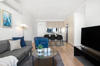 Luxury Docklands Waterfront 2 Bedroom Apartment Level 22 with Stunning Views Pool and Gym Near CBD - 2