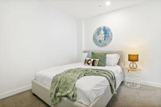 Luxury Melbourne CBD Apartment with Stunning City Views Pool Gym and Steam Room Heart of City Location - 7