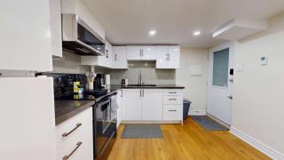 Cozy Basement Suite for 4 Close to Cafes & Parks - Casa Hotels College - 2