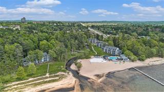 Beautiful 2 Bedroom Lakeside Condo at The Shores - 9