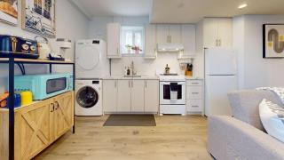 New & Modern Basement Suite - St Clair Hotel - 2