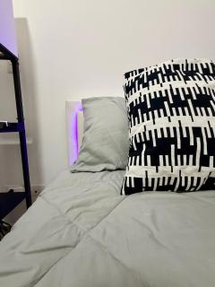 Modern 2BR Condo with Lagoon View Downtown PC - 5