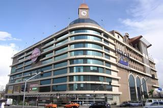 Prédio em frente ao shopping Estação - 2