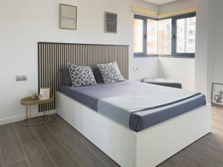 Modern 2-bdr apt with rooftop pool - LCGR - 7