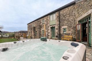 Stunning coastal barn with hot tub - 0