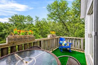 Steps to Beach - Private Deck, Parking, AC - 7