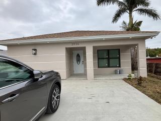 Modern House Near Downtown Fast Wifi - 6