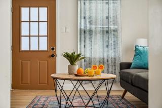 NEW! Clearwater Gem, 10 Min to Beach, 2 Min to Downtown Dunedin, King Bed - 1