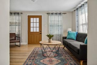 NEW! Clearwater Gem, 10 Min to Beach, 2 Min to Downtown Dunedin, King Bed - 4