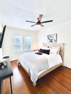 Luxury Montrose Condo with Pool Table Free Wine & Balcony - 3