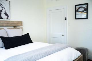 Luxury Montrose Condo with Pool Table Free Wine & Balcony - 1