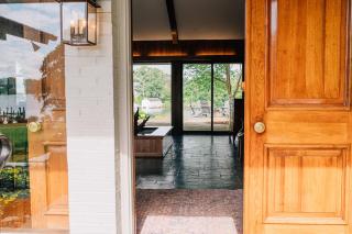 Stunning retreat Carter's Creek close to Tides Inn - 1