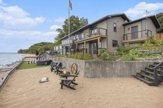 NEW Bay Shore Retreat Mins to Downtown TC 7345 - 6