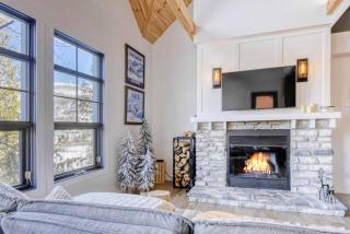 New Tremblant Ski Luxe with Shuttle, HotTub, Sauna - 1