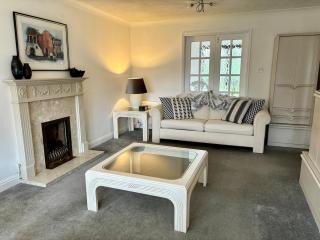 Silverstone Racetrack - 9 MINS DRIVE - Towcester - 5