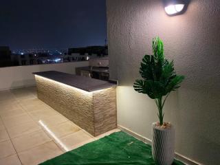 Luxury Hotel-Style Studio Eastown Prime Location - 6