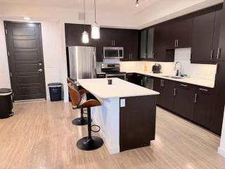 Spacious Room With Private Bathroom on Rainey St next to Lady Bird Lake - 8