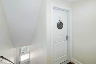 Shop, Eat, Rest 1 bdrm Apt w/Onsite Free Parking - 9