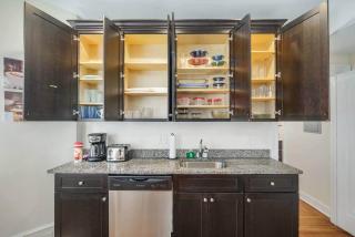 Shop, Eat, Rest 1 bdrm Apt w/Onsite Free Parking - 2