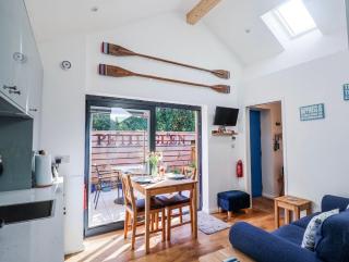 Le Petit Glen in Uplyme, situated on the river lym footpath into Lyme Regis - 1