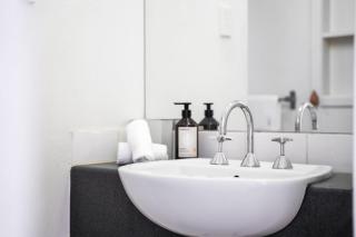 Charming Fitzroy Apartment Near Gardens & Museum - 6