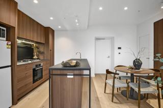Modern 2BR Southbank with Skyline Views, Pool, Gym & Near Crown Casino - 1