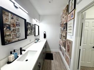 Spacious 3 bedroom influencer house in Houston - 0