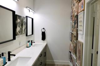 Spacious 3 bedroom influencer house in Houston - 9
