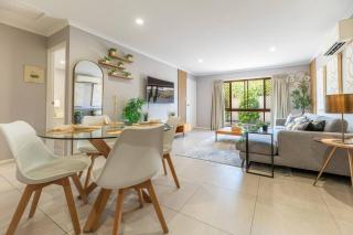 Mount Warren Park Stay | Sleeps 4 + BBQ & Parking - 0