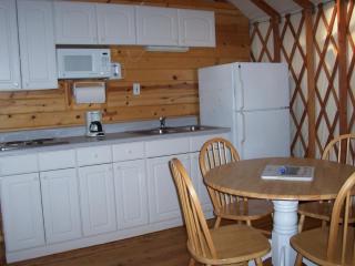 Lake of the Springs Camping Resort Yurt 6 - Oregon House - 8