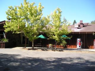 Lake of the Springs Camping Resort Yurt 6 - Oregon House - 5