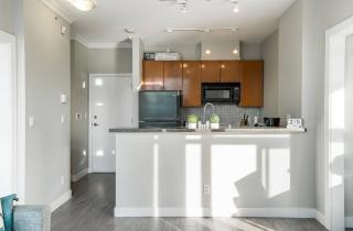 Stylish Yaletown Condo - Walk to BC Place, Canada Place & Skytrain - Free Parking - Vancouver - 2