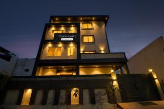 Super Townhouse Ekana Cricket Stadium Formerly Sunrise Regal - 1