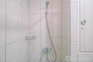 Fully Furnished with Comfy Design Studio Grand Kamala Lagoon Apartment By Travelio - 6