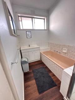 Cozy Queen Room - Train Station - BM2 - 2