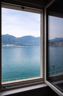 lake front house with lake view and garage - 8