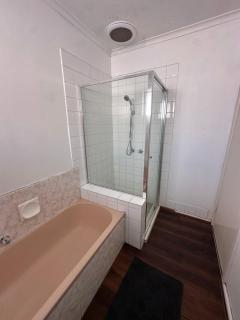 Comfortable and Spacious Queen Room , Train Station - BM3 - 8