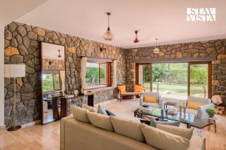 StayVista at Waves by the Beach with Beach Access, Pool, Lawn - Alībāg - 5