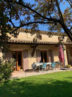 Provençal farmhouse and pool - 4 bedrooms - up to 10 people - 8
