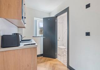 Spacious 4-Bed Contractor House In Manchester OL6 - Ideal for Large Groups and Work Stays - 8