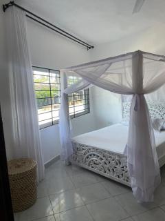 Two bedroom two bed beachfront apartment with large pool - 5