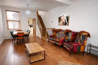 Central 3-Bed House - Cosy City Living - 4