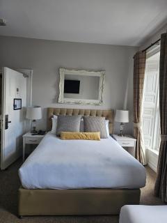 Brogans Bar & Hotel - 8